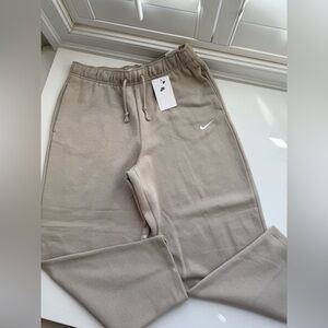 Brand new with tags women’s Nike lose fit mid rise joggers M $60